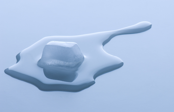 特異点氷が溶けて水に変わる瞬間